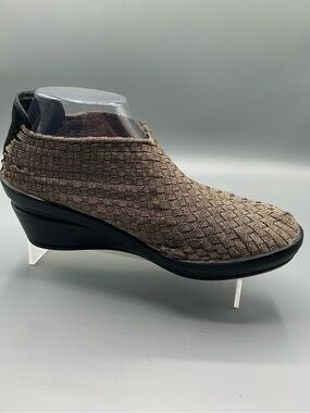 bernie mev. Bronze Woven Wedge Booties Comfort stretch Slip-On Wedge, size 40EU